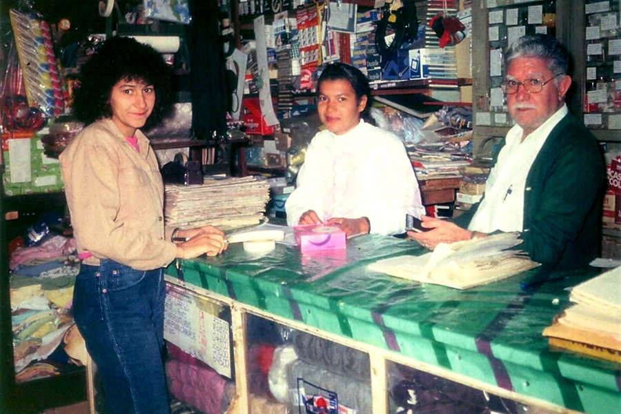 Da direita pra esquerda, seu Acyr de Castro Alves, funcionária da loja e filha do seu Acyr, no balcão do Bazar São Paulo